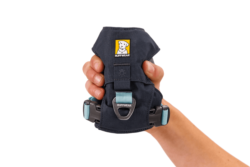 Hi Light™ Leicht Hundegeschirr von Ruffwear in dunkler Farbe mit Schnalle und verstellbaren Riemen, handgehalten.
