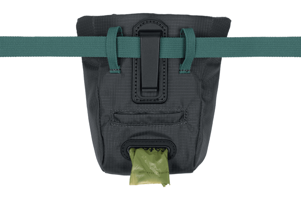 Schwarze Pack Out Bag™ mit grünem Gurt und Beutel, ideal für Outdoor-Abenteuer und Reisen.