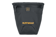 Graue Ruffwear Hundetasche mit orangefarbenem Logo, strukturiertem Material und praktischem Reißverschluss.