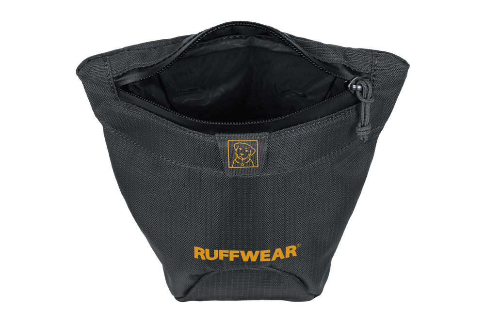 Grauer Pack Out Bag™ von Ruffwear mit Reißverschluss und schwarzem Innenfutter, ideal für Outdoor-Abenteuer.
