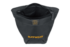 Grauer Pack Out Bag™ von Ruffwear mit Reißverschluss und schwarzem Innenfutter, ideal für Outdoor-Abenteuer.
