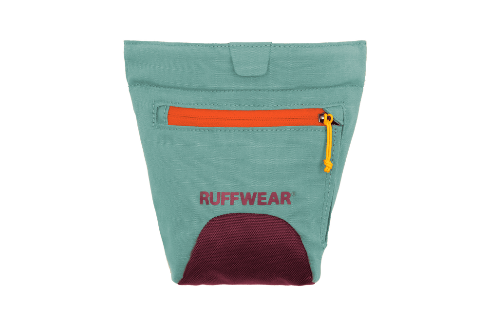 "Farbenfrohe Treat Trader™ Leckerlitasche von Ruffwear in teal, orange und burgunderrot für Hundetraining und Snacks."