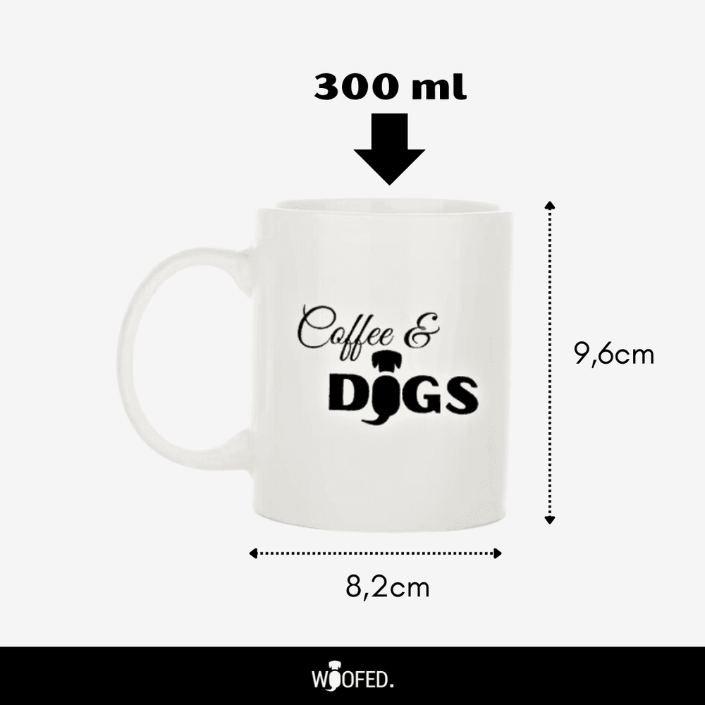 Weiße Tasse mit der Aufschrift "Coffee & Dogs", 300 ml, 9,6 cm hoch und 8,2 cm im Durchmesser.
