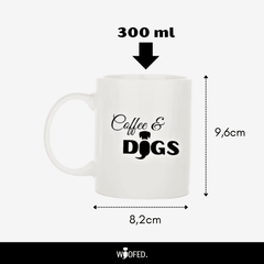 Weiße Tasse mit der Aufschrift "Coffee & Dogs", 300 ml, 9,6 cm hoch und 8,2 cm im Durchmesser.