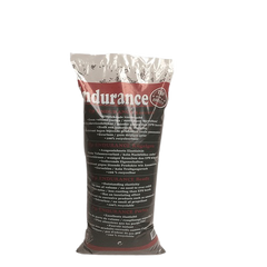 Durchsichtige Verpackung von Doggy Bagg Endurance in Schwarz und Rot mit Produktinfos auf der Rückseite.