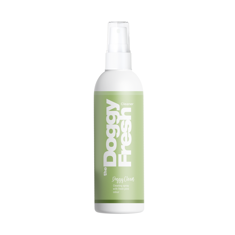 Sprayflasche "Doggy Fresh Cleaner" in grün mit weißem Sprühkopf, ideal für die Reinigung von Hundeutensilien.