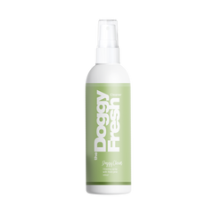 Sprayflasche "Doggy Fresh Cleaner" in grün mit weißem Sprühkopf, ideal für die Reinigung von Hundeutensilien.