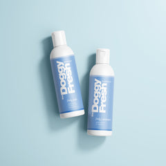 "Zwei Flaschen von Doggy Fresh: Shampoo und Conditioner im hellblauen Design für die Hundepflege."