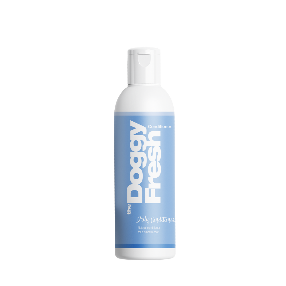 Flasche mit Doggy Fresh Conditioner für Hunde, weißes Design und blauer Aufschrift, ideal für die tägliche Pflege.
