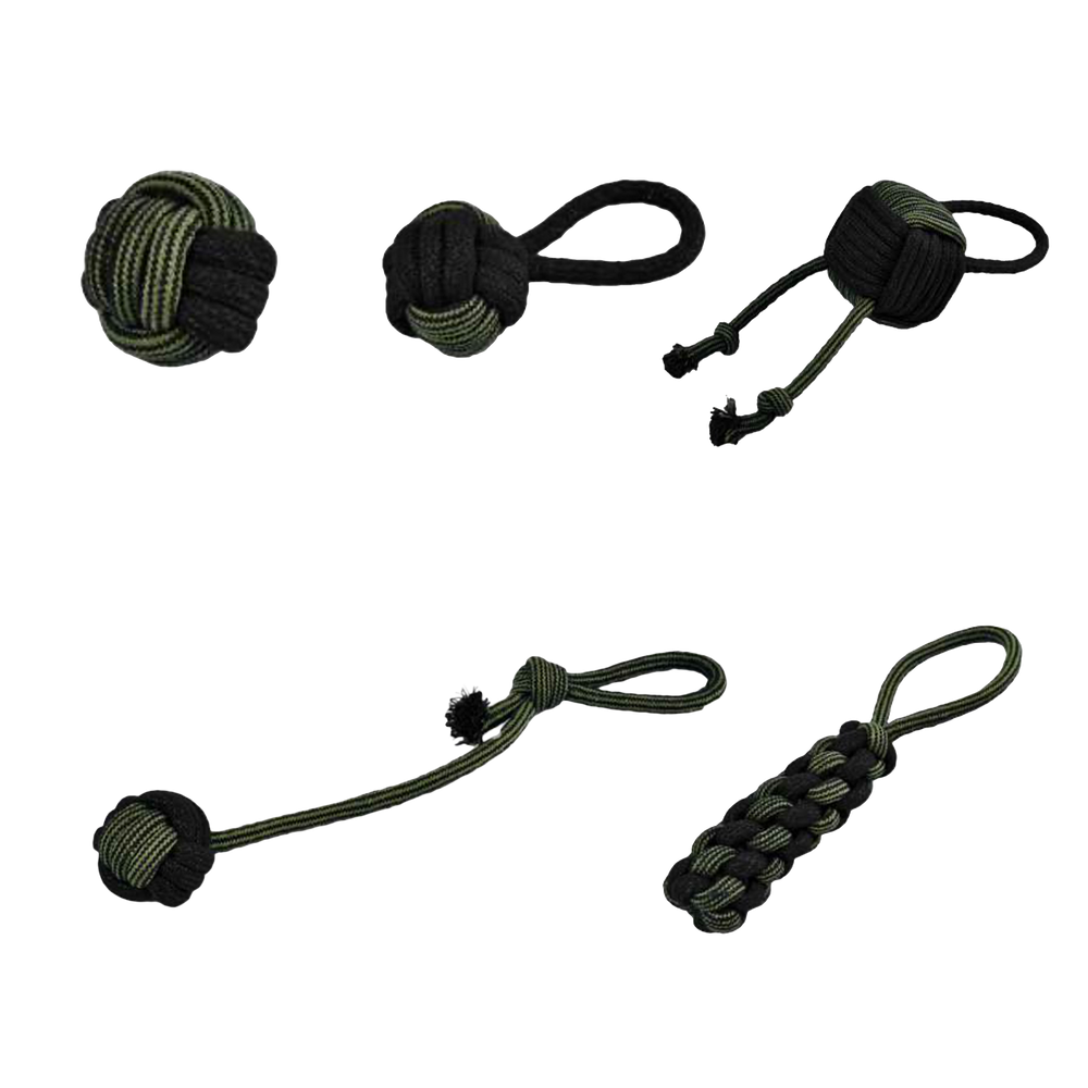 Hundespielzeug aus Paracord in Schwarz und Olivgrün mit verschiedenen Knotenformen für Spiel und Training.
