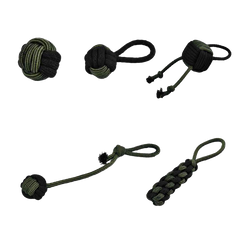 Hundespielzeug aus Paracord in Schwarz und Olivgrün mit verschiedenen Knotenformen für Spiel und Training.