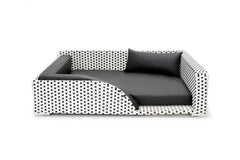 Modernes Hundebett Cosmopolitan 101, gewebtes Muster Schwarz-Weiß, gepolsterte Fläche, rechteckige Seiten, stilvolles Design.
