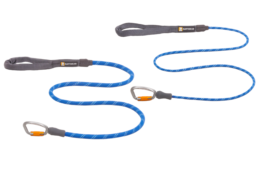 Ruffwear Knot-a-Leash™ Set: Zwei elastische Hundeleinen in Blau mit grauen Handschlaufen für komfortables Gassigehen.