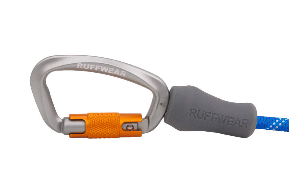 Silberner Karabinerhaken mit orangefarbenem Verschluss und blauem Seil der Knot-a-Leash™ von RUFFWEAR.