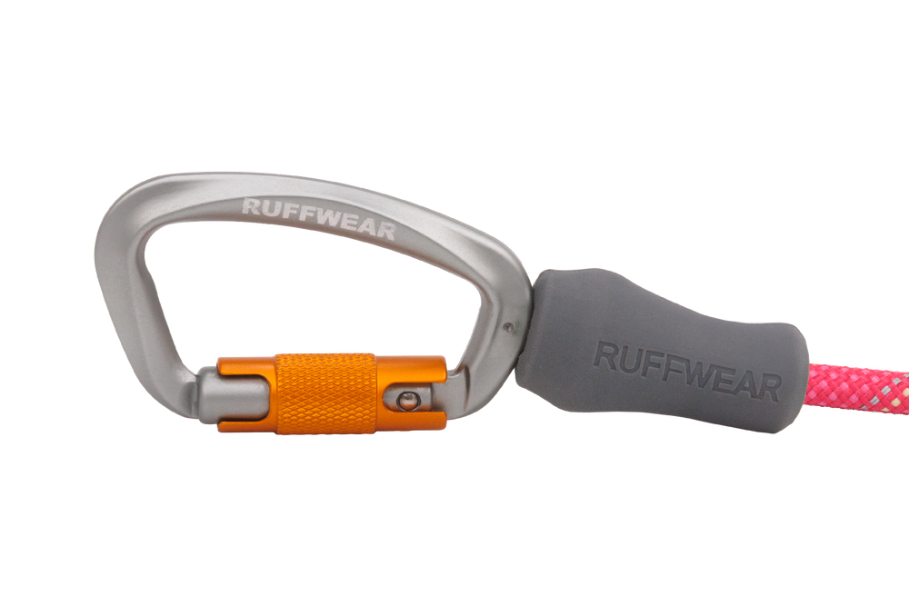 Hochwertiger Ruffwear Karabiner in Silber mit orangefarbener Sicherheitsverschluss und grauem ergonomischen Griff. Ideal für Hundeleinen.