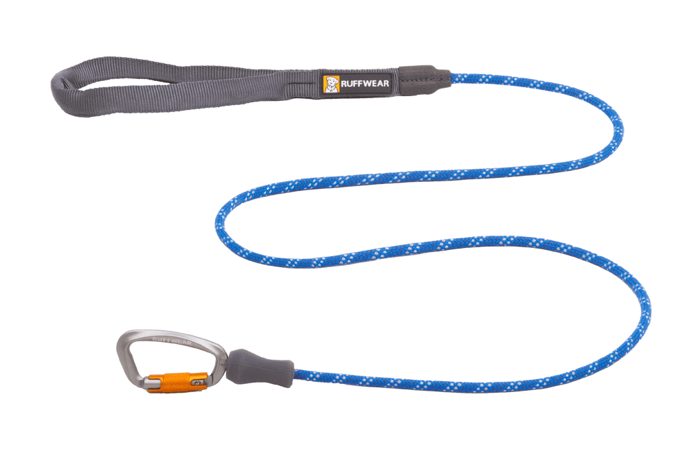Blau gepolsterte Ruffwear Hundeleine mit weißen Punkten und stabilem Karabinerhaken, ideal für komfortables Gassigehen.
