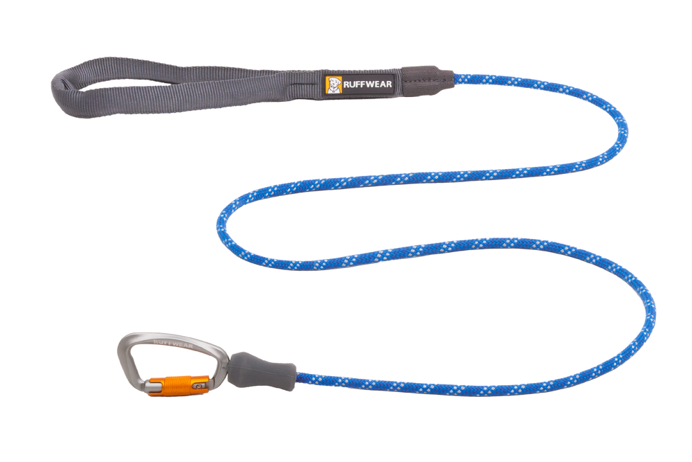 Blau gepolsterte Ruffwear Hundeleine mit weißen Punkten und stabilem Karabinerhaken, ideal für komfortables Gassigehen.
