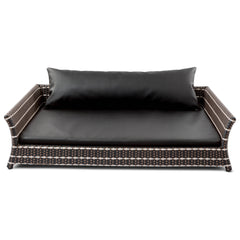 Modernes Hundebett Odeon Night-Copper, stilvolles Sofa-Design, schwarzes Polster, geflochtenes Gestell, elegant und zeitgemäß.
