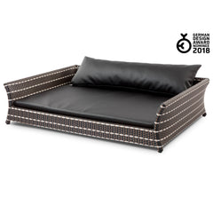 Stilvolles Hundebett aus Rattan mit schwarzem Kunstlederpolster, hohe Seitenlehnen, German Design Award 2018 nominiert.