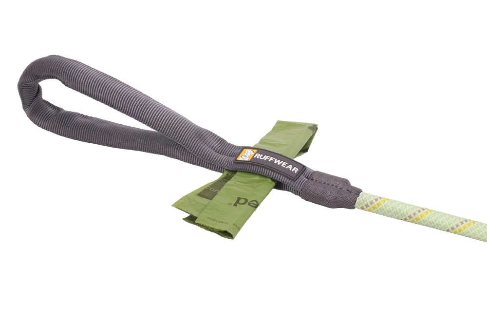 Gepolsterte Ruffwear Hundeleine in Grau mit farbigem Material und grünem Beutel für komfortable Spaziergänge.
