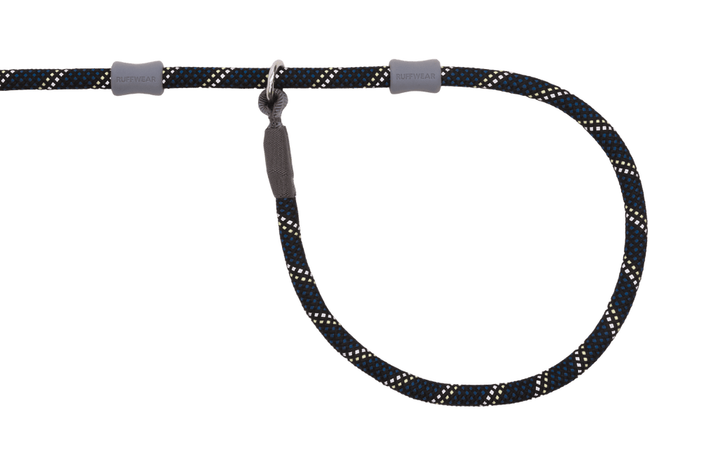 Robuste Just-a-Cinch™ Hundeleine in schwarz-blau mit weißen Punkten und grauen Griffen für optimalen Halt beim Spazierengehen.
