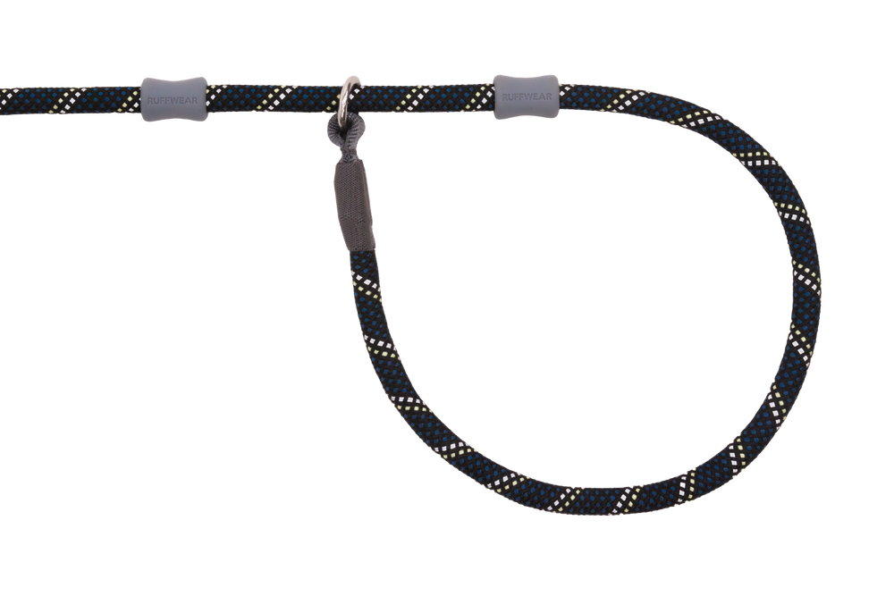 Robuste Just-a-Cinch™ Hundeleine in schwarz-blau mit weißen Punkten und grauen Griffen für optimalen Halt beim Spazierengehen.