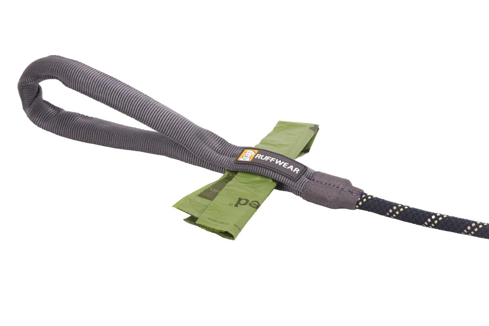 Grau gestreifte Ruffwear Hundeleine mit gepolstertem Griff und Kotbeuteltasche für komfortable Spaziergänge.