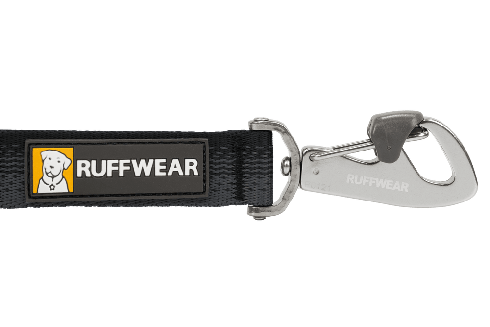 Schwarze Ruffwear Switchbak™ verstellbare Hundeleine mit stabilem Karabiner und strapazierfähiger Oberfläche.