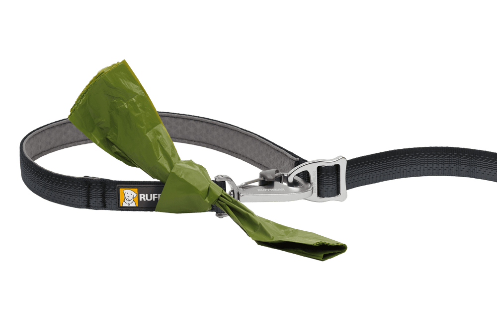 Verstellbare Switchbak™ Hundeleine in Schwarz mit Karabiner und grünem Kotbeutel für Hundehalter.