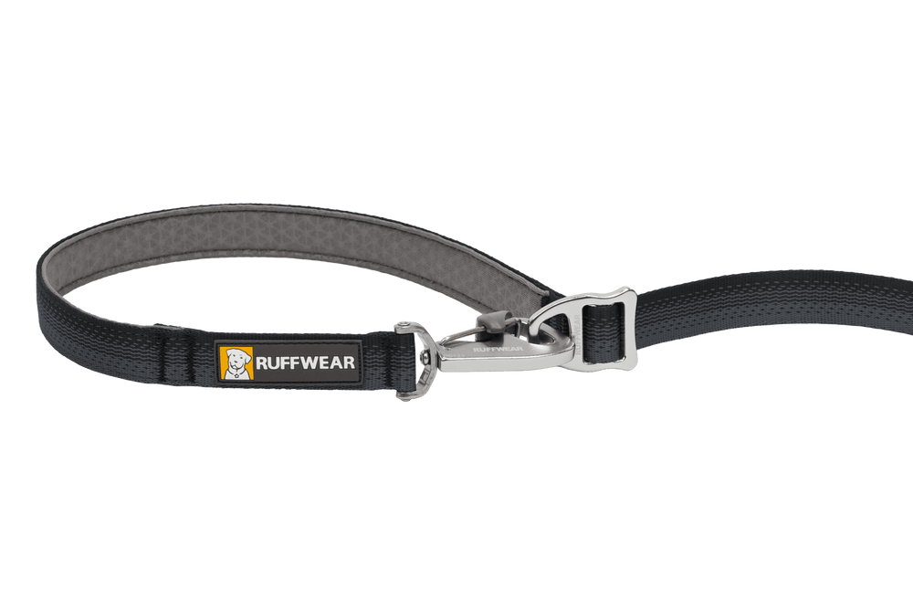 "Ruffwear Switchbak™ verstellbare Hundeleine in Schwarz mit gepolstertem Griff und Karabinerhaken für Hunde."