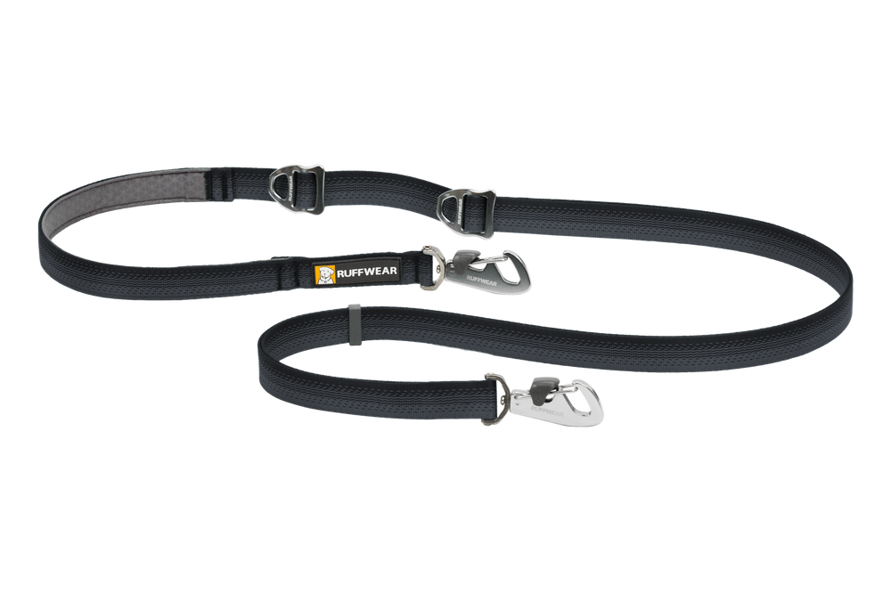 Verstellbare schwarze Hundeleine mit zwei Karabinerhaken für Komfort und Kontrolle – ideal für aktive Hunde.