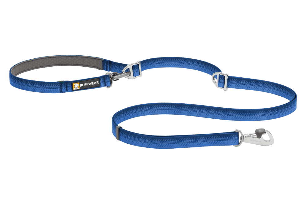 Verstellbare blaue Hundeleine von Ruffwear mit Karabinerhaken und gepolsterter Handhabung für Komfort und Sicherheit.