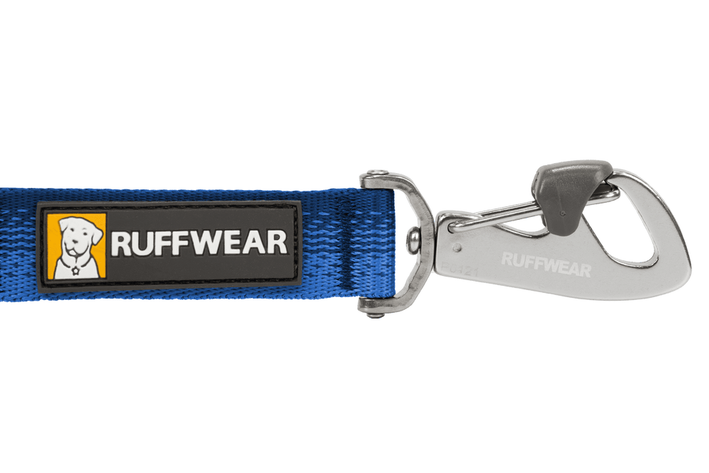 Verstellbare Hundeleine in Blau mit robustem Metallverschluss und RUFFWEAR-Logo in gelbem Rechteck.