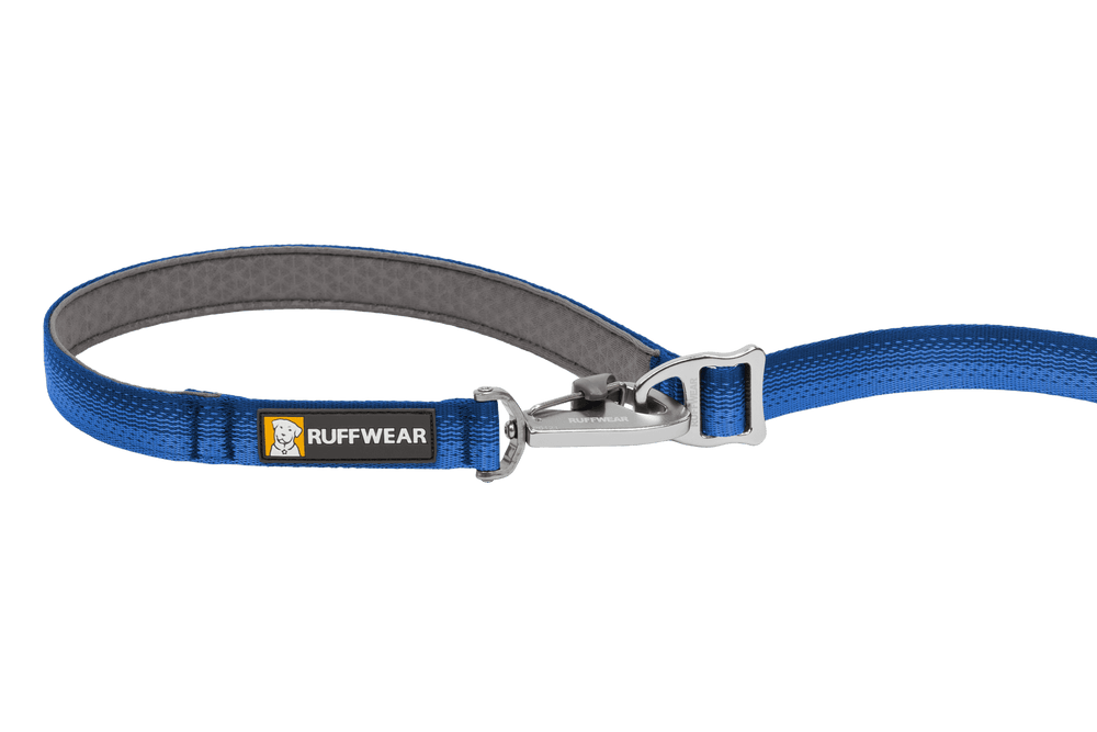 Verstellbare Hundeleine Switchbak™ in Blau mit gepolsterter grauer Innenseite und robustem Karabinerhaken.