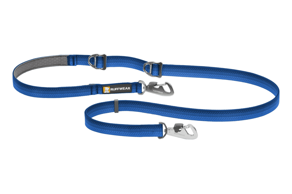 Verstellbare blaue Ruffwear Hundeleine mit gepolsterter Handhabung und zwei Karabinern für flexible Befestigung.