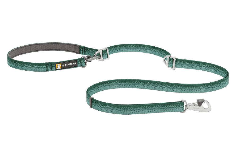 Verstellbare Ruffwear Hundeleine in grün mit gepolstertem Griff und stabilem Karabiner für optimale Sicherheit und Komfort.