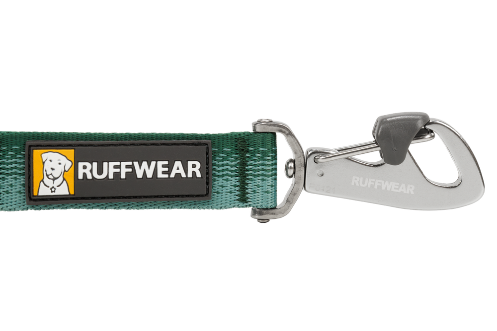 Verstellbare Ruffwear Hundeleine in grün mit robustem Metallkarabiner und schwarzem Markenetikett.