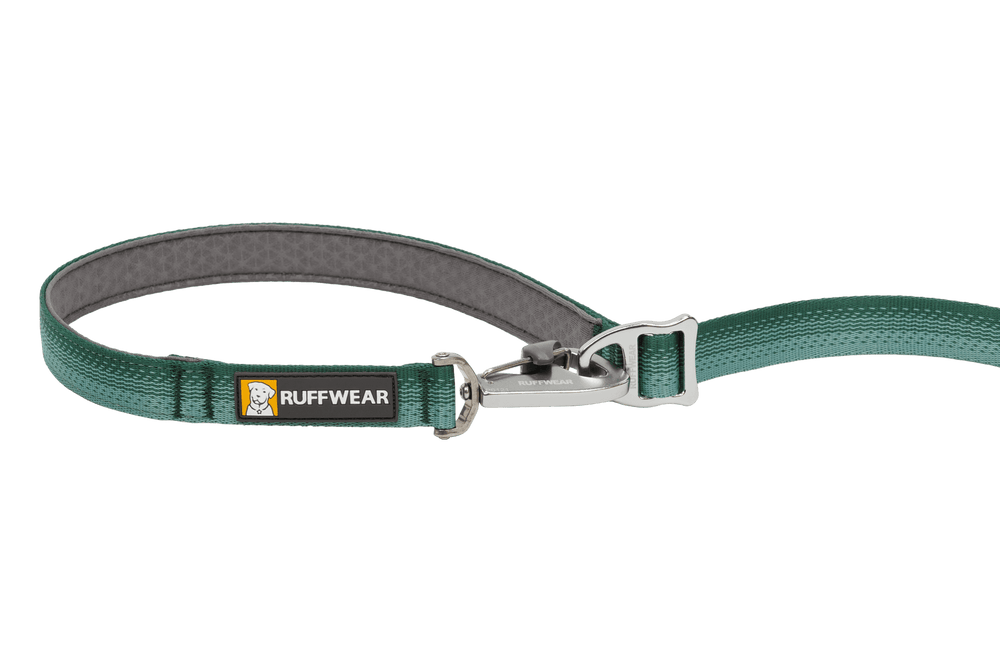 Verstellbare Ruffwear Hundeleine in Grünton mit stabilem Karabiner und gepolstertem Griff. Ideal für Outdoor-Aktivitäten.