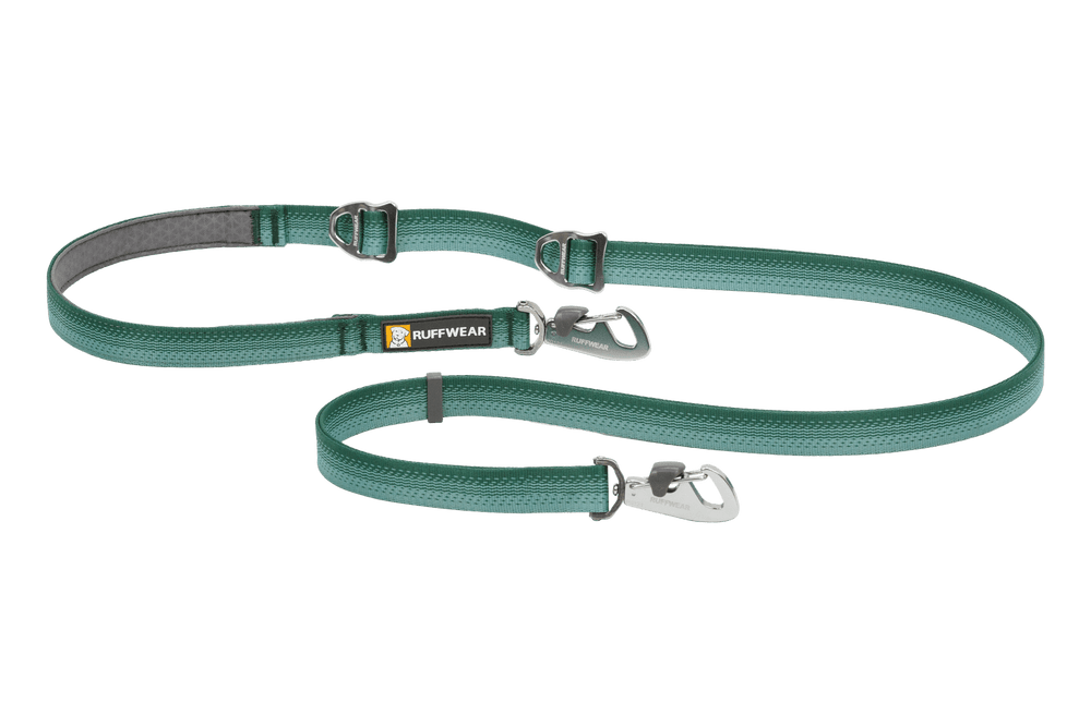Grüne Switchbak™ Hundeleine von Ruffwear mit zwei Karabinern und gepolsterter Handhabung für flexiblen Einsatz.