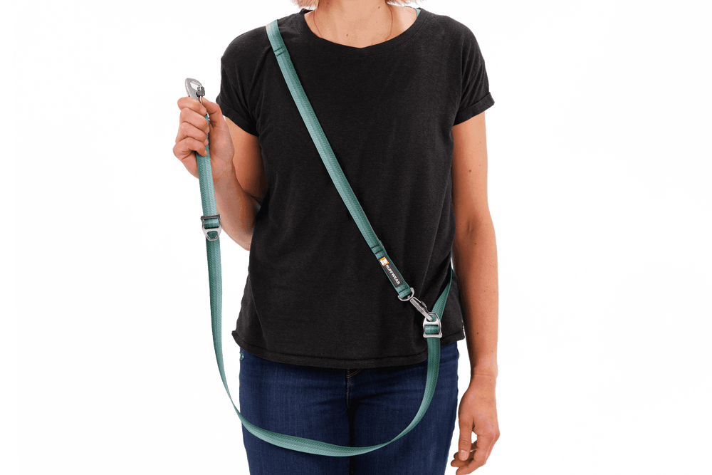 Verstellbare Switchbak™ Hundeleine in Grün, ideal als Umhängeleine oder zur Befestigung am Hund.