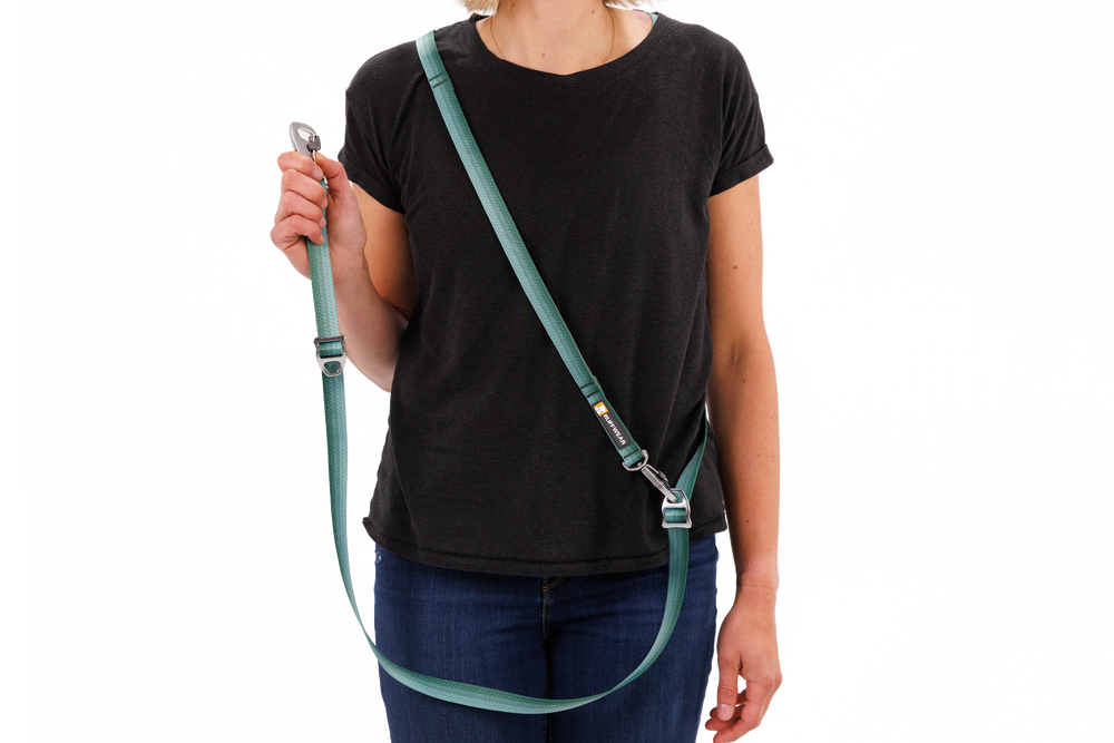 Verstellbare Switchbak™ Hundeleine in Grün, ideal als Umhängeleine oder zur Befestigung am Hund.