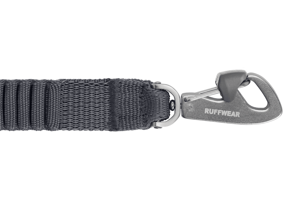 Graue Double Track™ Koppel für zwei Hunde mit robustem Material und silbernem Karabiner von RUFFWEAR. Ideal für Spaziergänge.