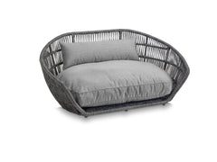 Graues modernes PRADO Design-Hundebett SMOOTH aus geflochtenem Material mit komfortablen Polstern für draußen.