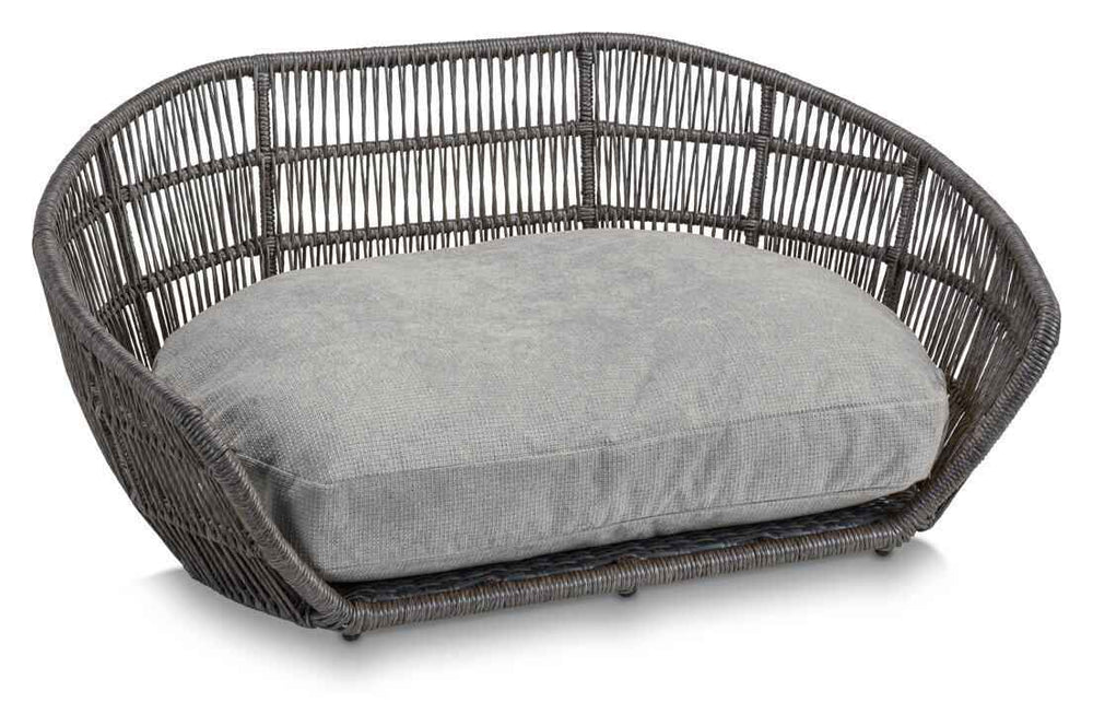 Hundefreundliches ovales Designbett TUDOR aus geflochtenem Material mit grauem Kissen für ultimativen Komfort.