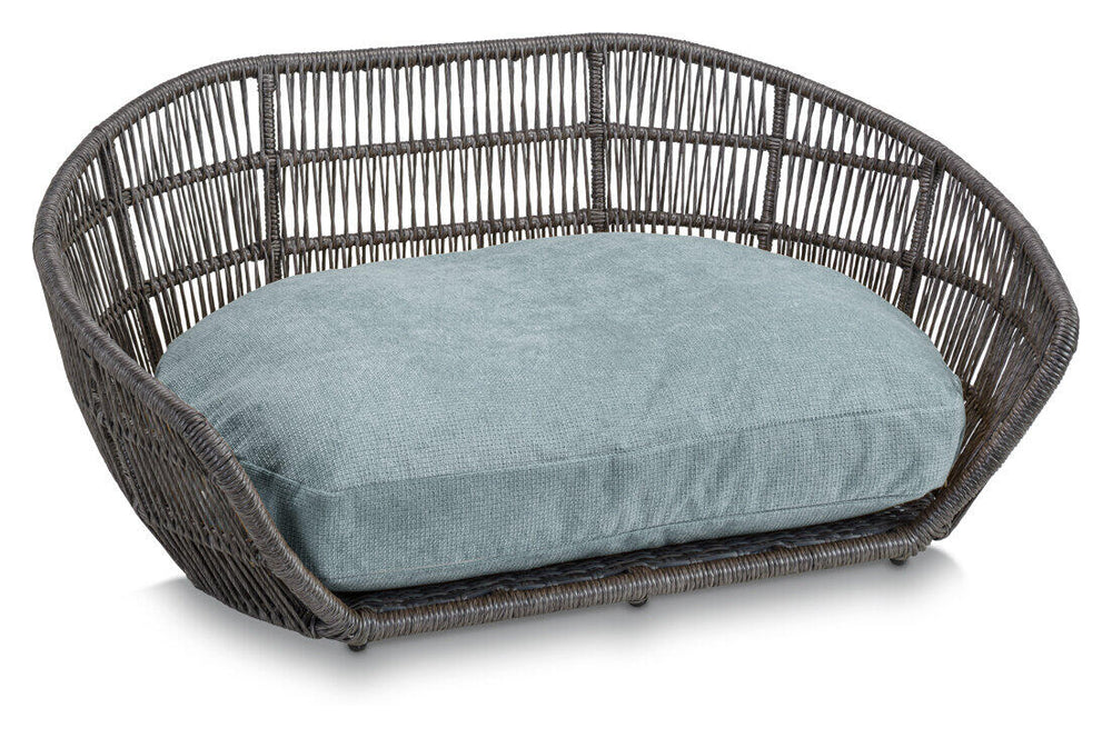 Ovales Hundebett TUDOR mit geflochtenem Gestell in Dunkel und weichem, hellblauem Kissen für Haustiere.
