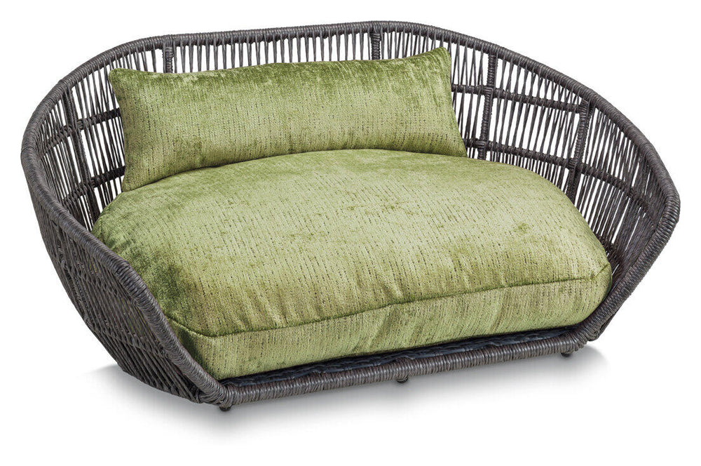 Modernes Hundebett ALLURE mit ovalem, geflochtenem Gestell und weichem, grünen Kissen für optimalen Komfort.