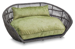 Modernes Hundebett ALLURE mit ovalem, geflochtenem Gestell und weichem, grünen Kissen für optimalen Komfort.