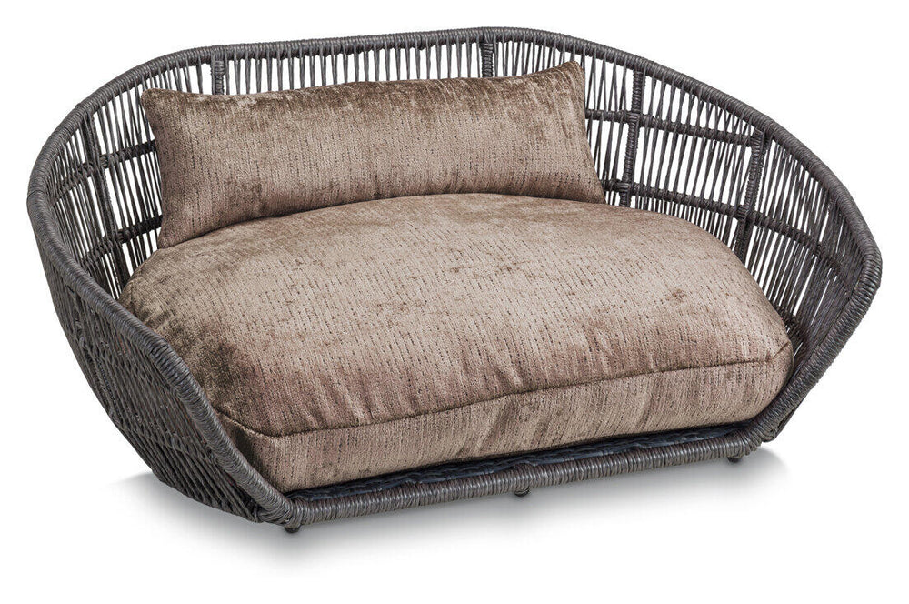 Gemütliches PRADO Hundebett ALLURE mit ovaler geflochtener Struktur in Grau und weichem braunem Kissen. Modernes Design.