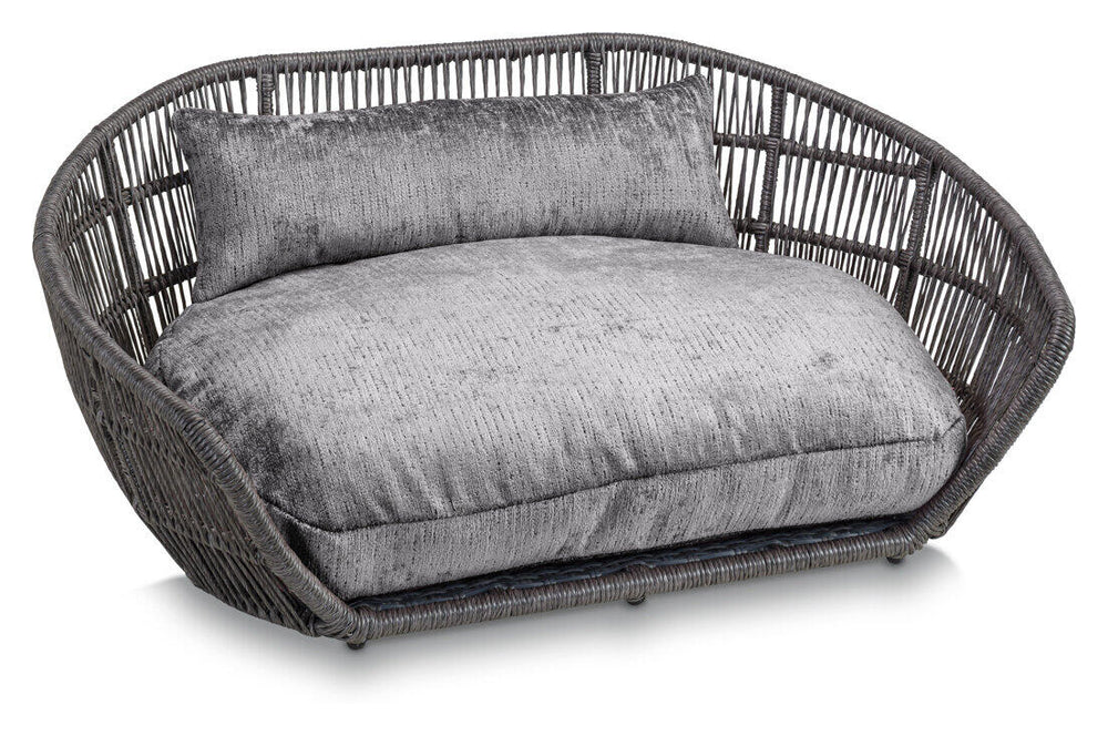 Modernes ovales Hundebett ALLURE von PRADO mit geflochtenem Korb und gepolstertem grauen Kissen für perfekten Komfort.