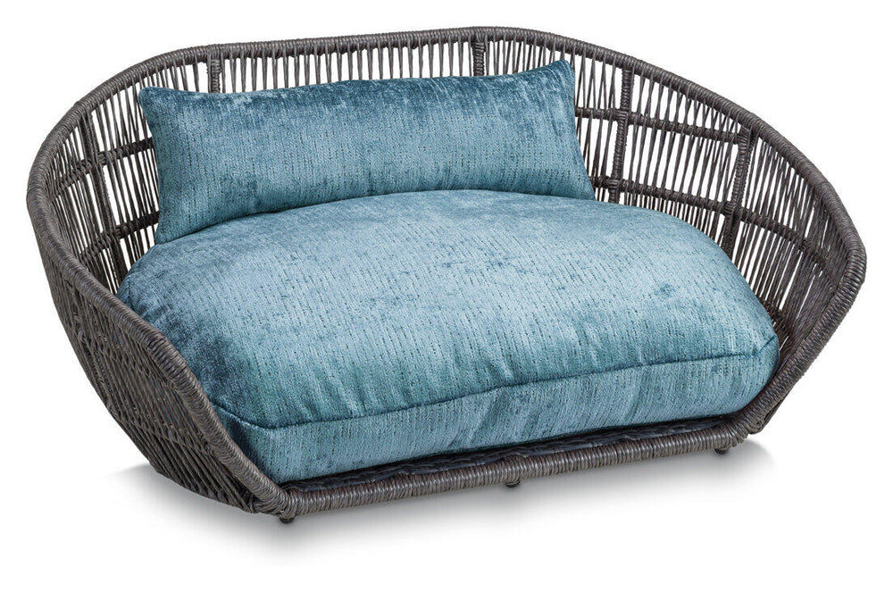 Modernes ovales Hundebett ALLURE mit grau geflochtenem Korb und helblauem Kissen für optimalen Komfort.